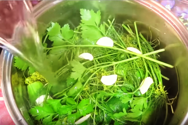 Малосольні огірки з часником і зеленню швидкого приготування