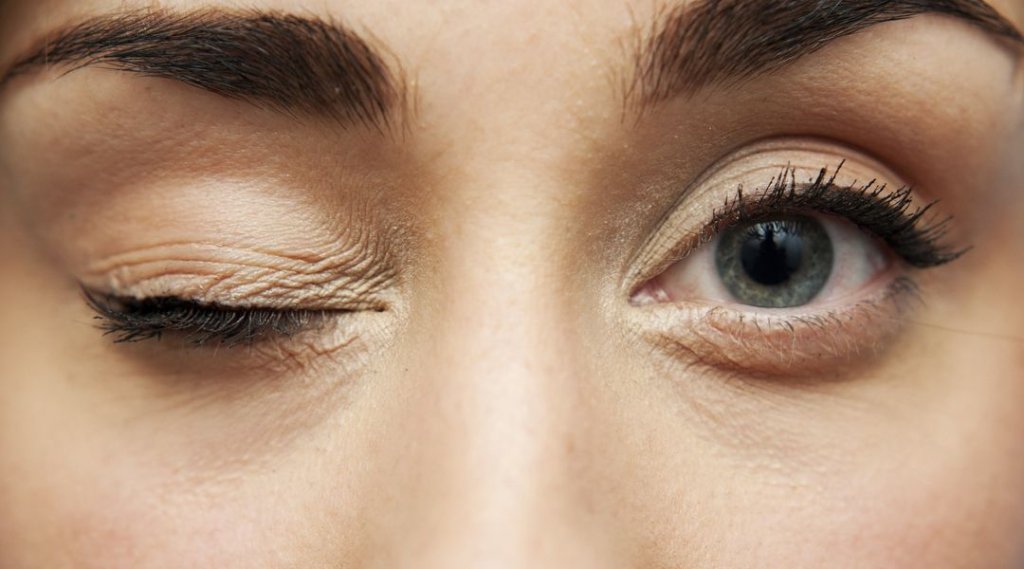 Що означає, якщо смикається лівий або правий очей – народні прикмети та варіанти тлумачень