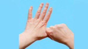Що означає, якщо свербить один або кілька пальців рук – народні прикмети та варіанти тлумачень