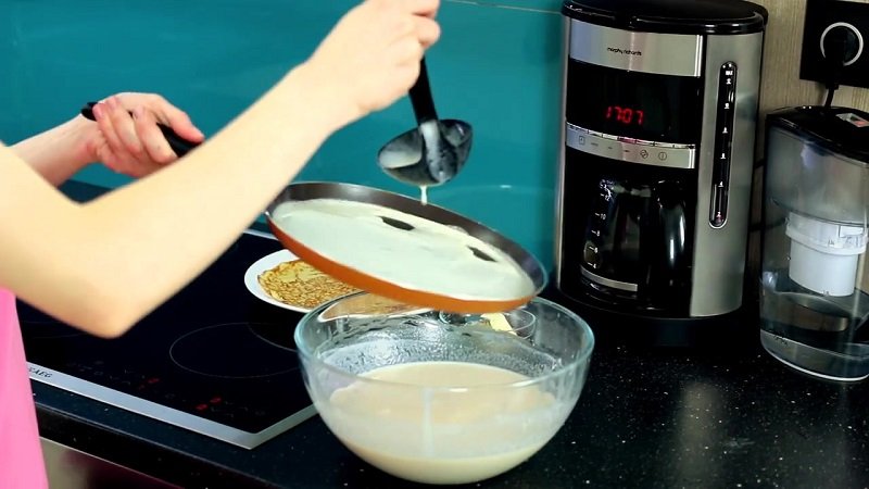 Тонкі млинці на молоці — рецепти ніжних млинців з дірочками