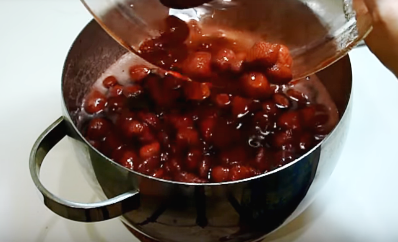 Густе варення з полуниці з цілими ягодами — 7 рецептів на зиму