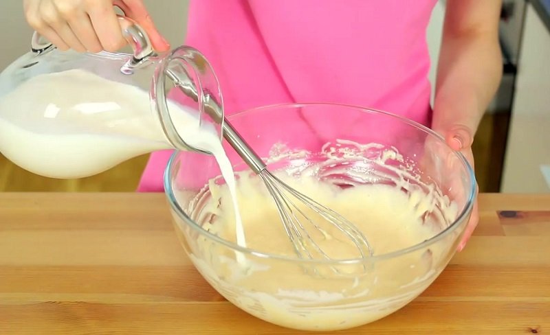 Тонкі млинці на молоці — рецепти ніжних млинців з дірочками