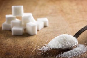 До чого розсипати цукор на стіл або підлогу – народні прикмети та пояснення