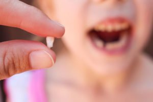 Прикмети про перший зуб у дитини може передвіщати поява зубика