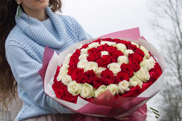 До чого дарують білі троянди дівчині, жінці за прикметами, що вони означають у подарунок від хлопця, чоловіка