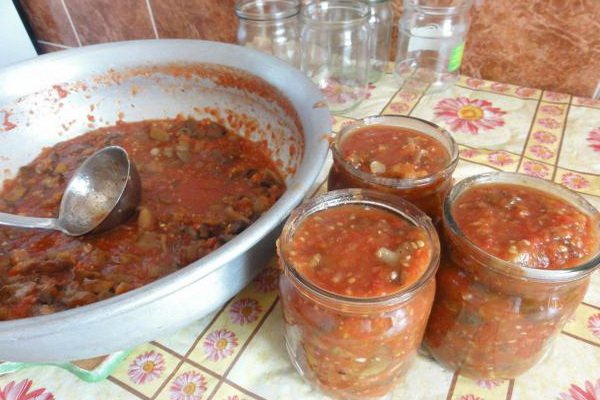 Опеньки в томатному соусі: як приготувати, рецепти на зиму з цибулею та морквою