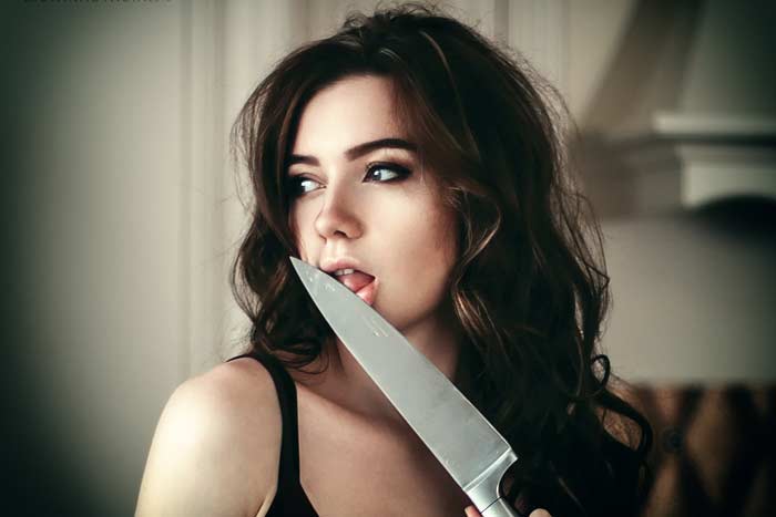 Чому не можна їсти з ножа: прикмети, що буде, якщо з нього їсти