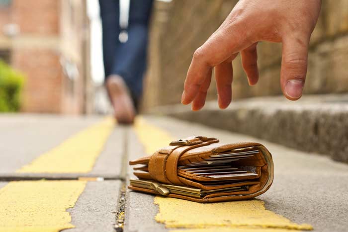 Прикмети: знайшов гроші на вулиці, що робити зі знайденим гаманцем або великою сумою