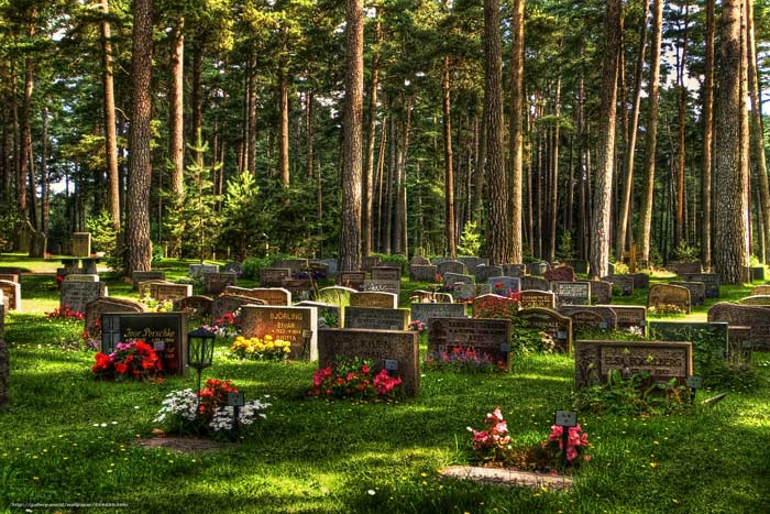 Прикмети на кладовищі: чому не можна обертатися, фотографуватися, що можна робити