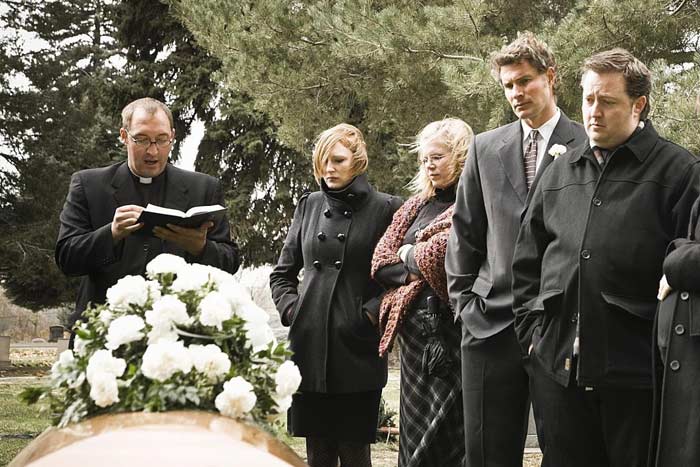 Прикмети на похороні: що можна і не можна робити під час і після похорону