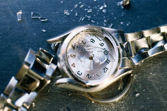 Прикмети про розбиті годинник, до чого падають зі стіни або з руки