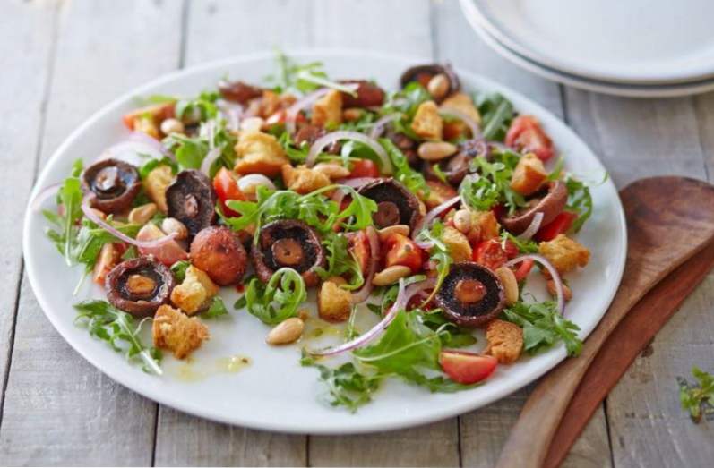 Салат з солоних рижиків: рецепти з помідорами, овочами і курячою грудкою