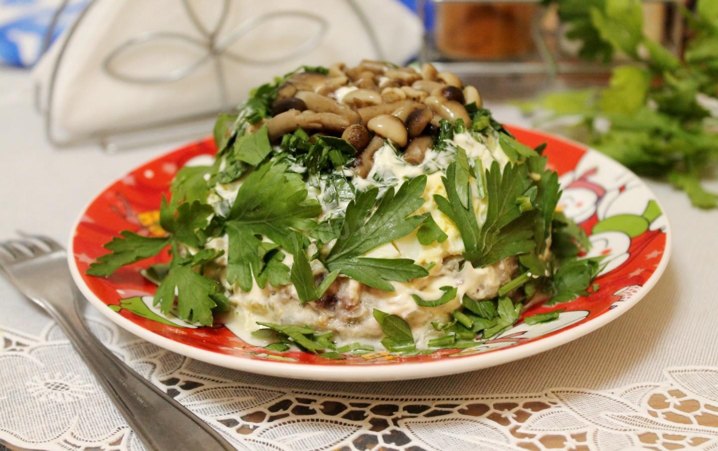 Салат зі смаженими опеньками: дуже смачний рецепт, 5 варіантів приготування з курячою грудкою, фото