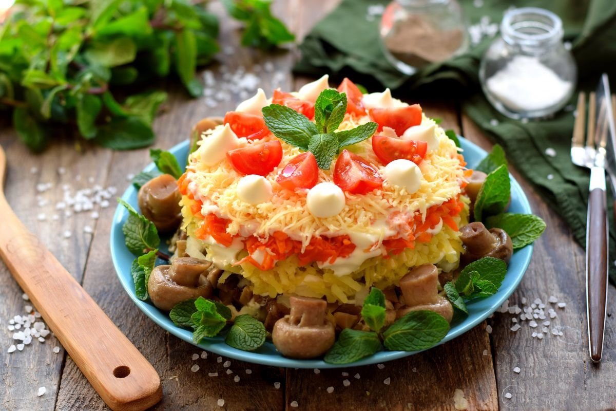 Як приготувати різноманітно салат з курки і грибами. Прості рецепти салатів