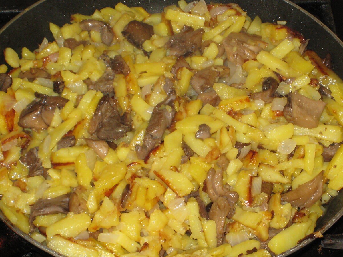 Печериці смажені з цибулею, як приготувати з картоплею, сметаною на сковороді або в духовці