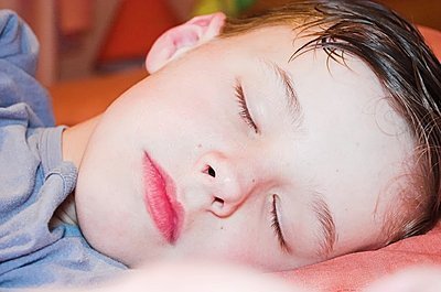 Чому дитина потіє уві сні
