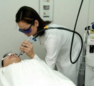 Основні причини, чому на тілі можуть виникнути червоні точки
