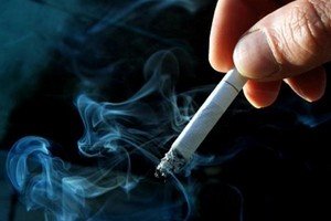 Як позбавитися від запаху тютюну та поту з одягу – вивчаємо кращі методи