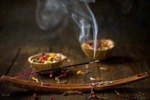 Як позбавитися від запаху тютюну та поту з одягу – вивчаємо кращі методи