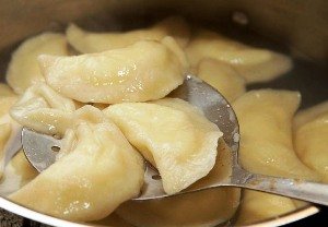 Вареники з сиром по українськи: покроковий кулінарний рецепт