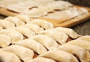 Вареники з сиром по українськи: покроковий кулінарний рецепт