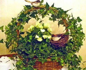 Який квітковою композицією задекорувати кошик Який квітковою композицією задекорувати кошик