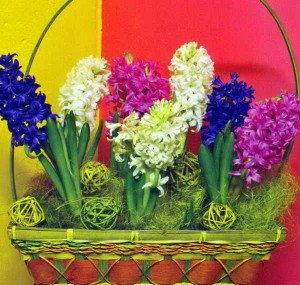 Який квітковою композицією задекорувати кошик Який квітковою композицією задекорувати кошик