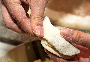 Вареники з сиром по українськи: покроковий кулінарний рецепт