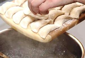 Вареники з сиром по українськи: покроковий кулінарний рецепт