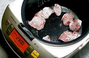 Тушковане мясо в мультиварці: покроковий кулінарний рецепт