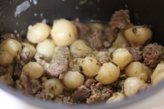 Баранина з молодою картоплею: покроковий кулінарний рецепт