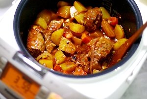 Тушковане мясо в мультиварці: покроковий кулінарний рецепт