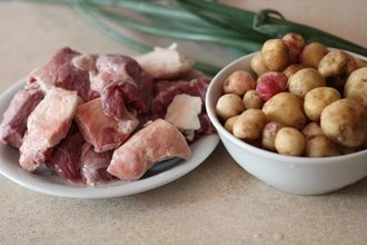 Баранина з молодою картоплею: покроковий кулінарний рецепт