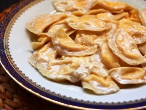 Вареники з сиром по українськи: покроковий кулінарний рецепт