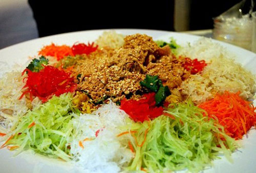 Салат з сирої риби Yee Sang на Новий рік