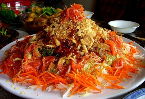 Салат з сирої риби Yee Sang на Новий рік