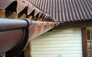 Які краще водостоки: вибираємо металевий або пластиковий