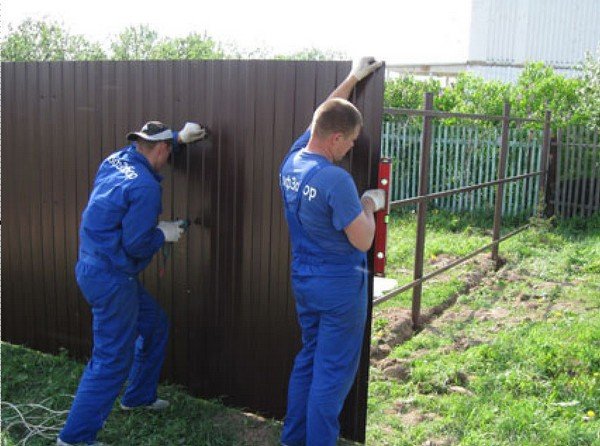 Установка паркану з профнастилу своїми руками: весь процес від початку і до кінця