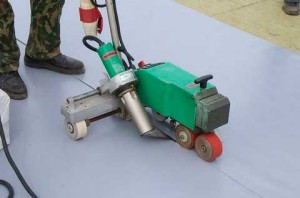 Монтаж мембранної покрівлі: баластне, механічне, клейове кріплення