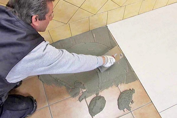 Клей для керамічної плитки: відмітні характеристики і критерії вибору