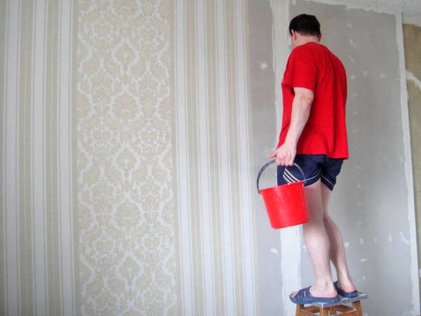 Як клеїти шпалери на гіпсокартон: весь процес від підготовки стін до безпосередньої поклейки шпалер