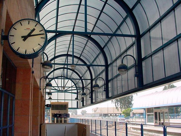 Дах з полікарбонату: арочна і скатна, особливості монтажу