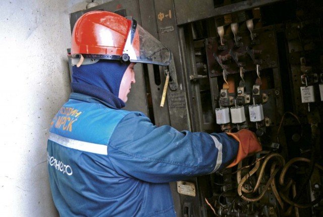 Куди дзвонити, якщо відключили світло: рішення темної проблеми
