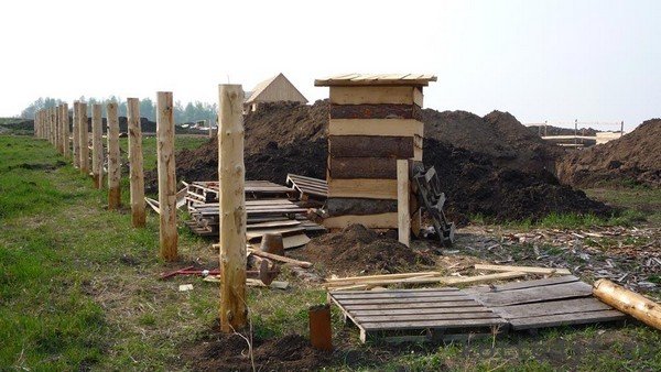 Стовпи для паркану: види, їх особливості та встановлення