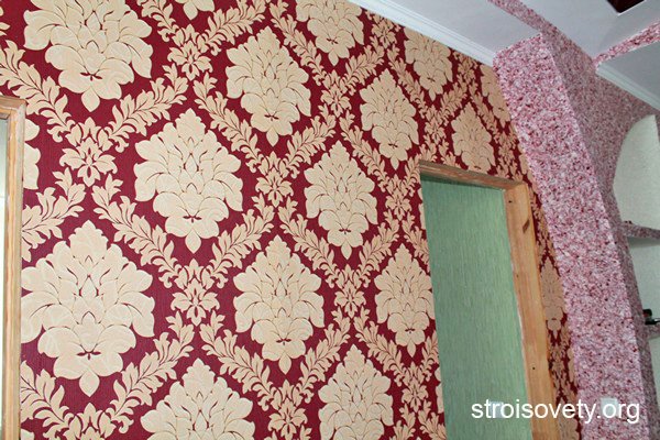 Як правильно клеїти вінілові шпалери: тонкощі і нюанси технології