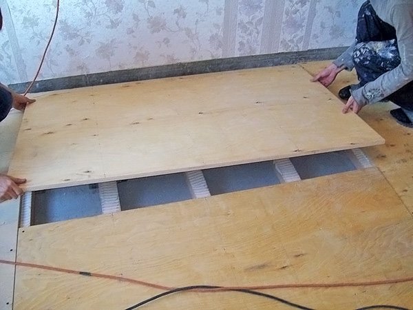Як вирівняти підлогу: технології, що дозволяють продовжити життя старому основи
