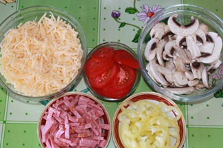 Піца з ковбасою і печерицями, фото рецепт Піца з ковбасою і печерицями, фото рецепт