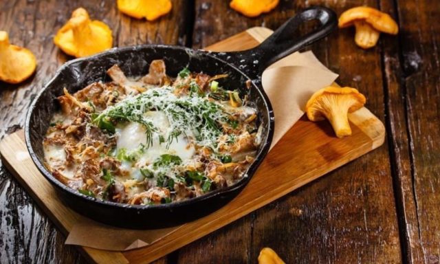 Жульєн з лисичками: рецепти приготування в духовці на сковороді, фото
