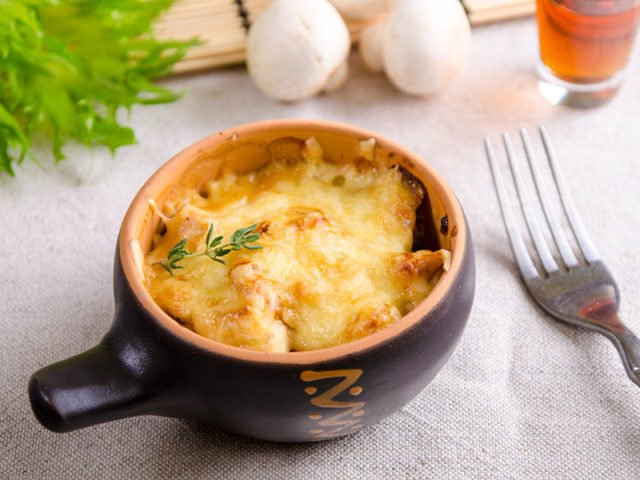 Жульєн з лисичками: рецепти приготування в духовці на сковороді, фото