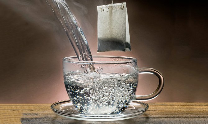 Чому не можна розбавляти чай холодною водою: Значення прикмети